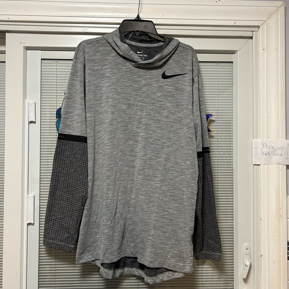 men’s Nike long sleeve hooded tee  XL